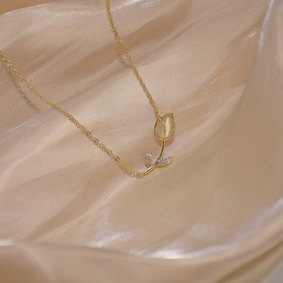 NEW 14K Gold Plated Diamond Flower Leaf Necklace - Picture 8 of 10